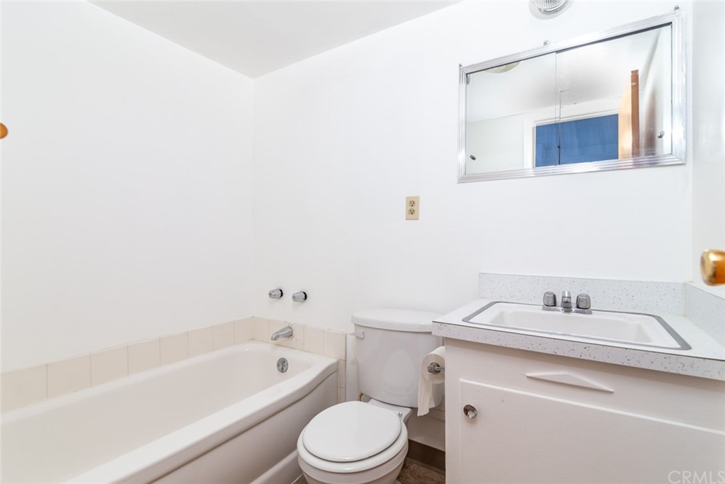 640 Snead Drive Hemet, CA 92543 - Photo 19 of 30 a bathroom with a sink toilet and bathtub