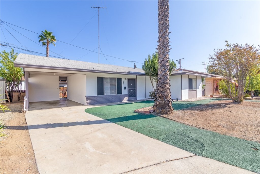 640 Snead Drive Hemet, CA 92543 - Photo 4 of 30 a front view of a house with garden