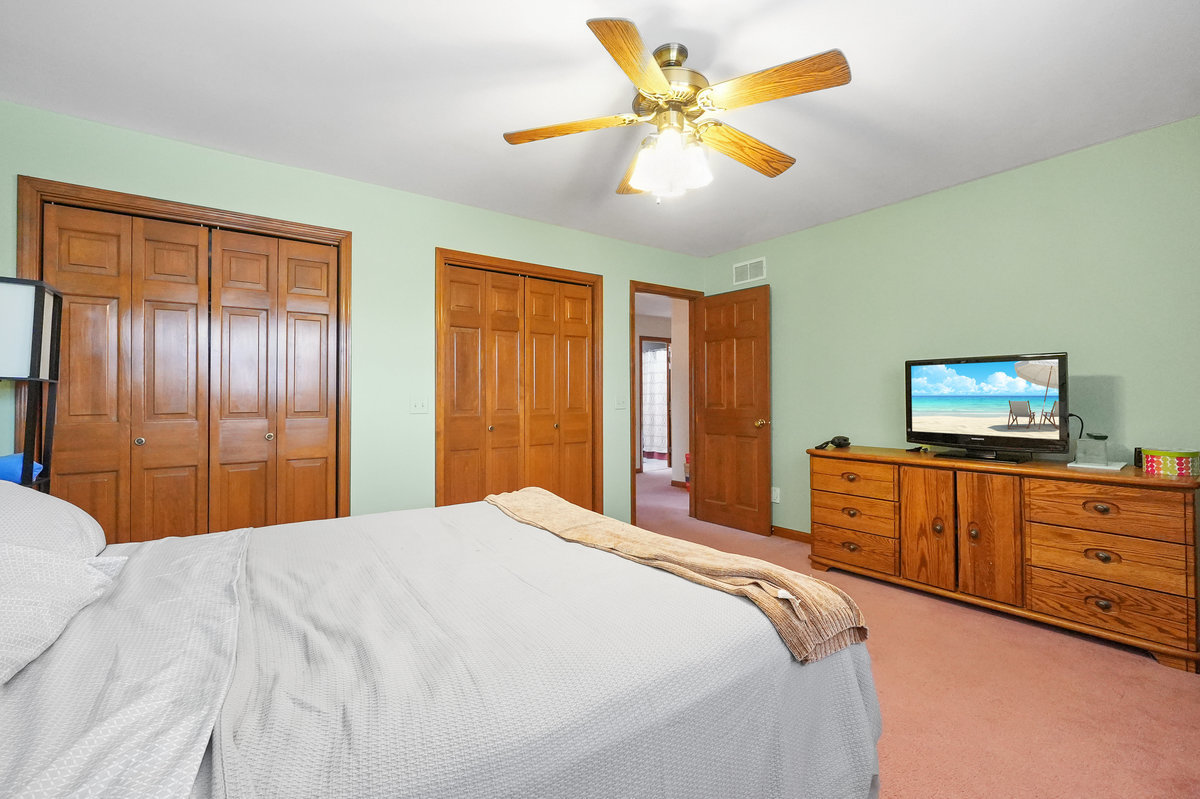 2 Valley View Drive Lemont, IL 60439 - Photo 21 of 36 a bedroom with a bed and a dresser