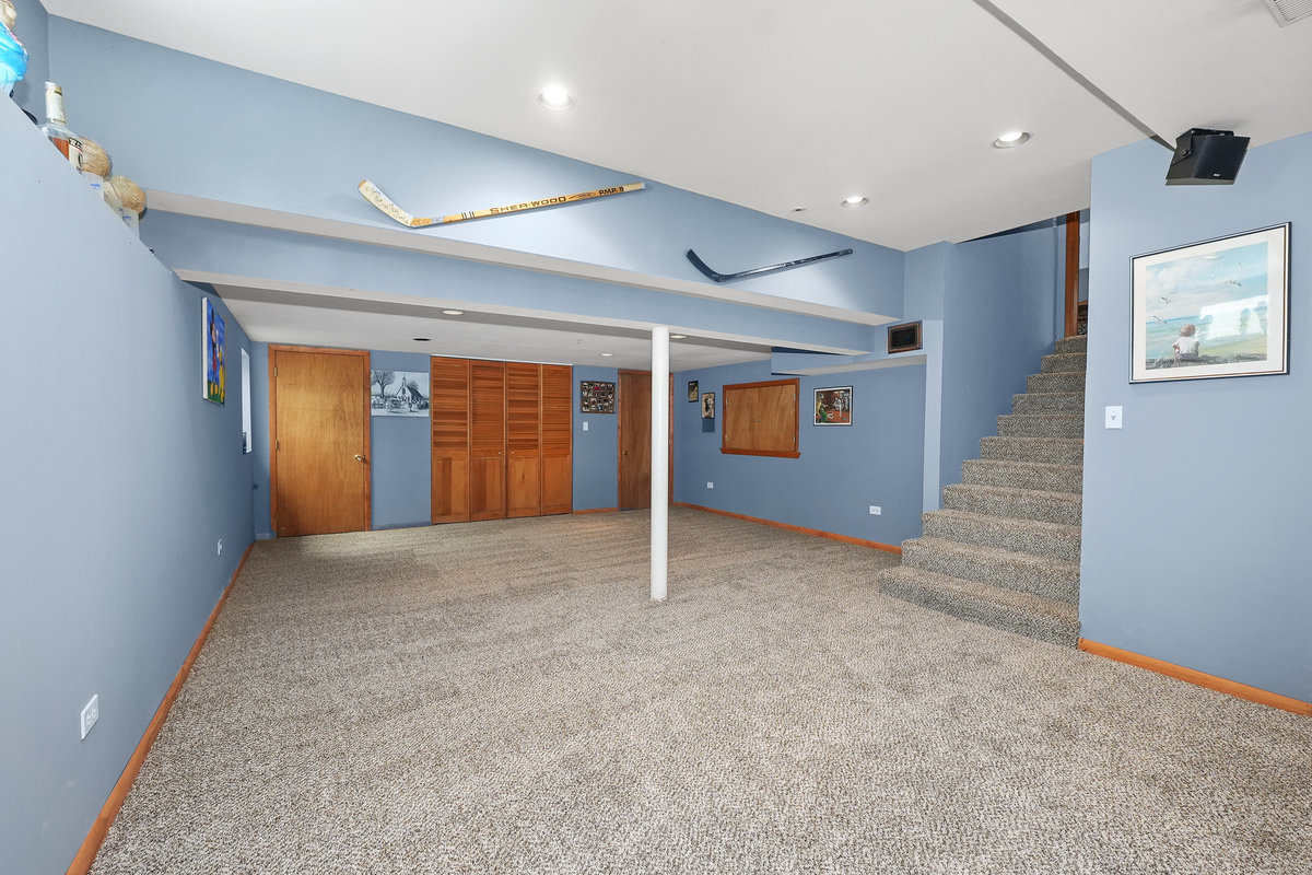 2 Valley View Drive Lemont, IL 60439 - Photo 25 of 36 a view of an empty room