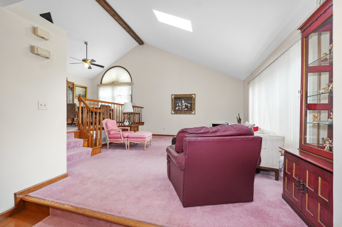 2 Valley View Drive Lemont, IL 60439 - Photo 4 of 36 a living room with furniture