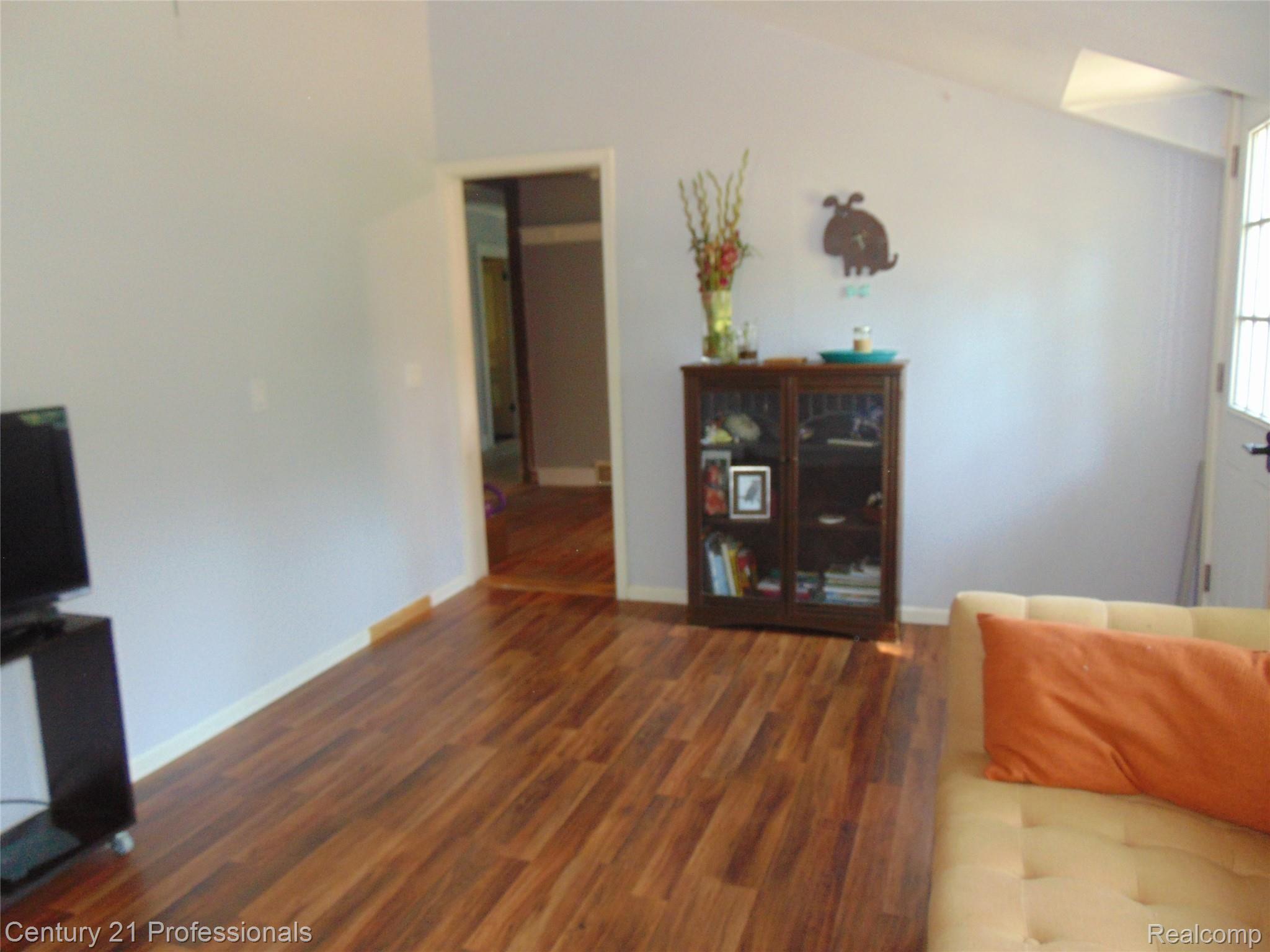 7222 Tucker Road Holly, MI 48442 - Photo 4 of 36 Family room leads to the Kitchen.....