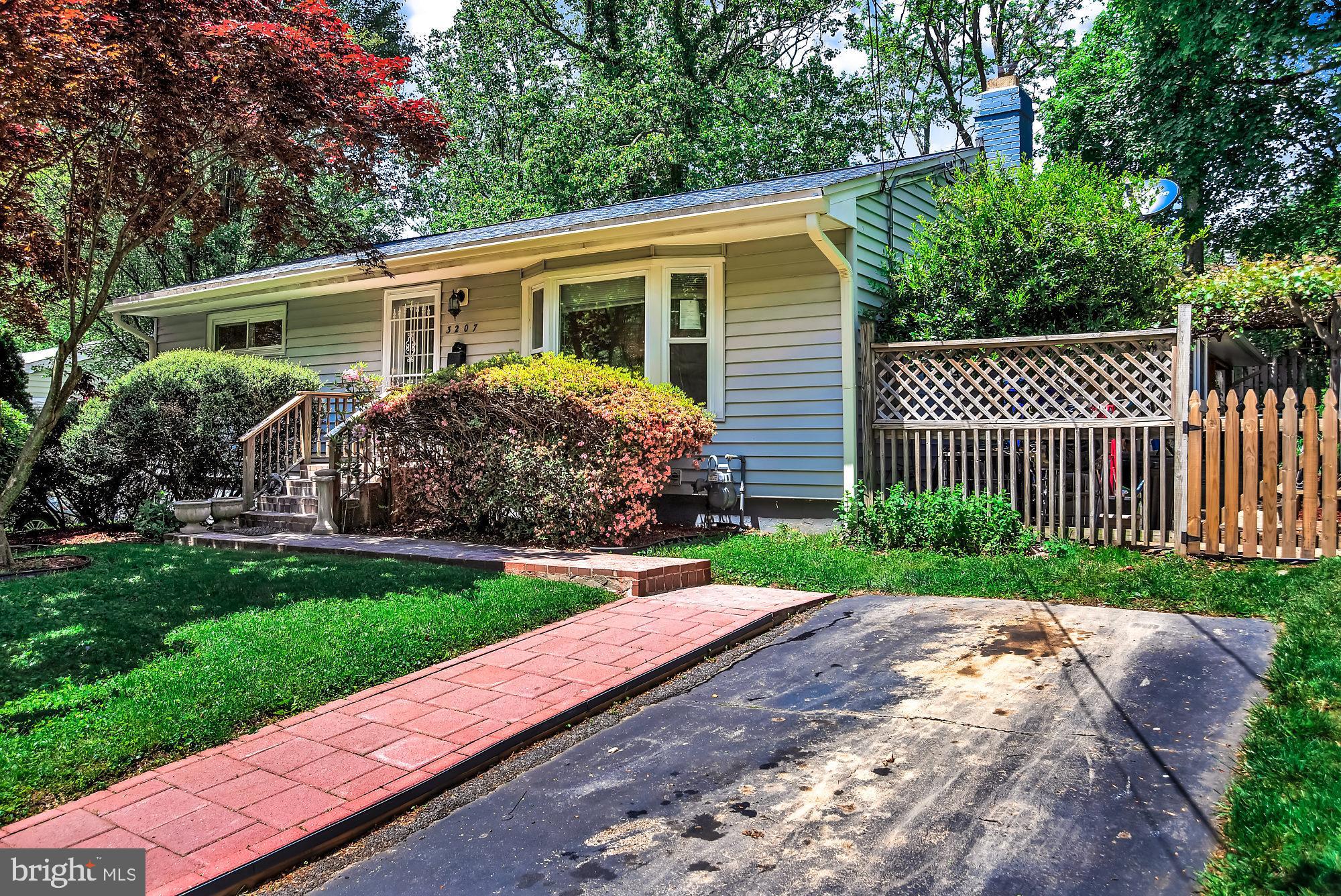 Side View Fully fenced yard