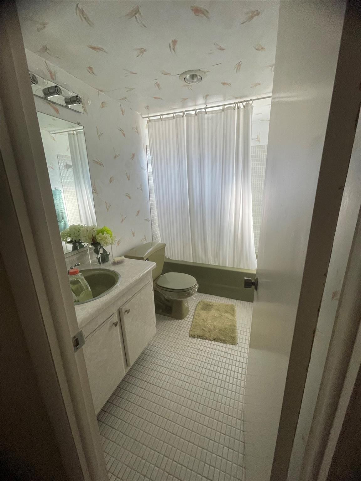 604 Northeast 2nd Street, Unit 231 Dania Beach, FL 33004 - Photo 7 of 18 Master bathroom