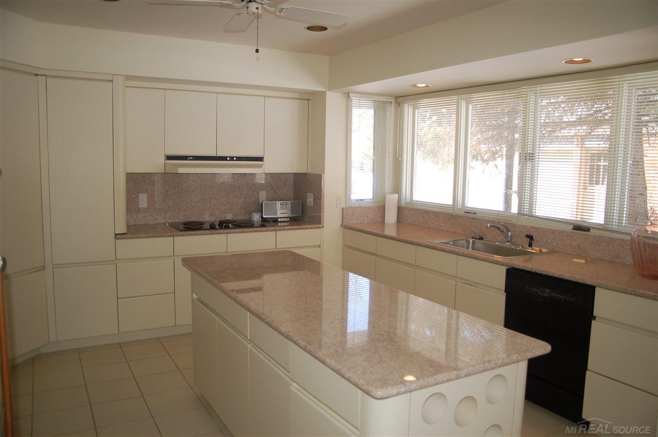 1364 Springwood Lane Rochester, MI 48309 - Photo 8 of 16 31233723-7.JPG