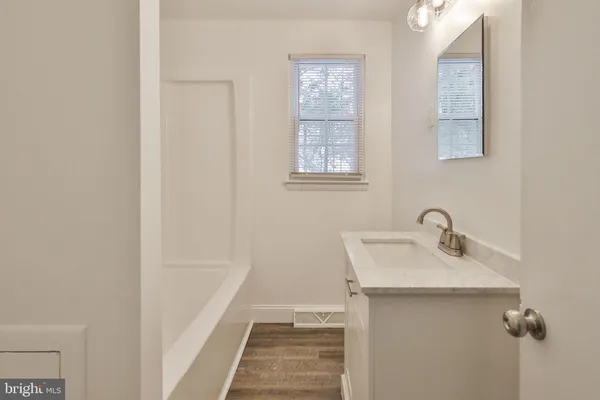 $2,198 | 305 South Warminster Road, Unit B2, Hatboro, PA 19040