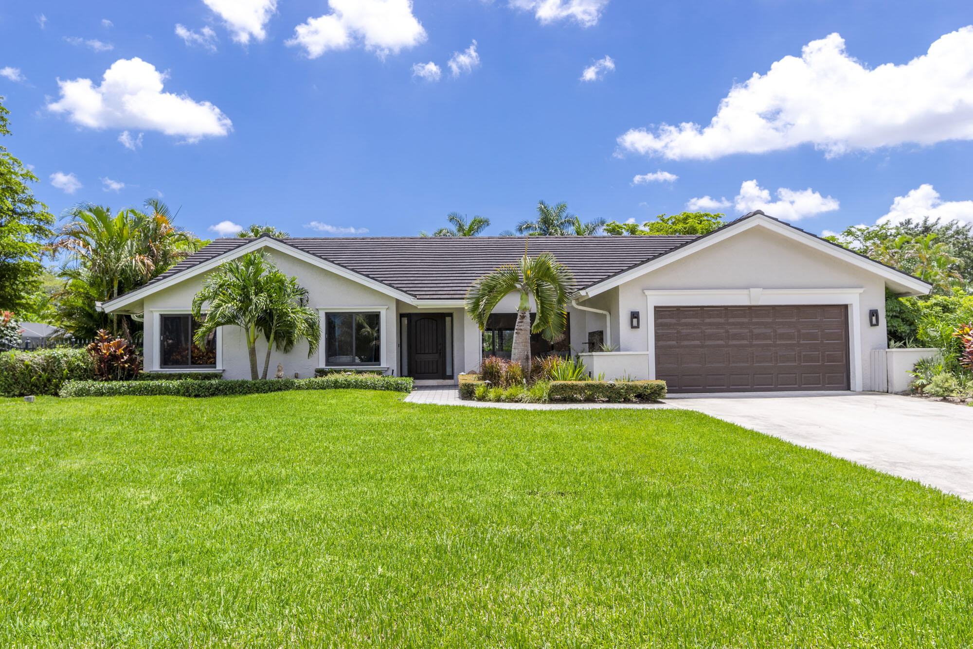 21370 North Sweetwater Lane Boca Raton, FL 33428 - Photo 2 of 40 034