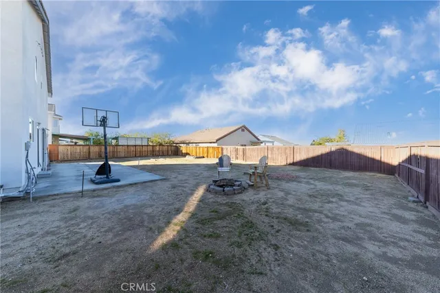 a view of a house with backyard
