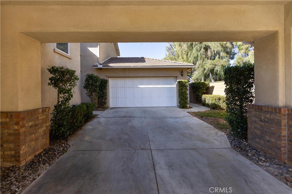 39707 Cambridge Place Temecula, CA 92591 - Photo 57 of 75 a view of a garage