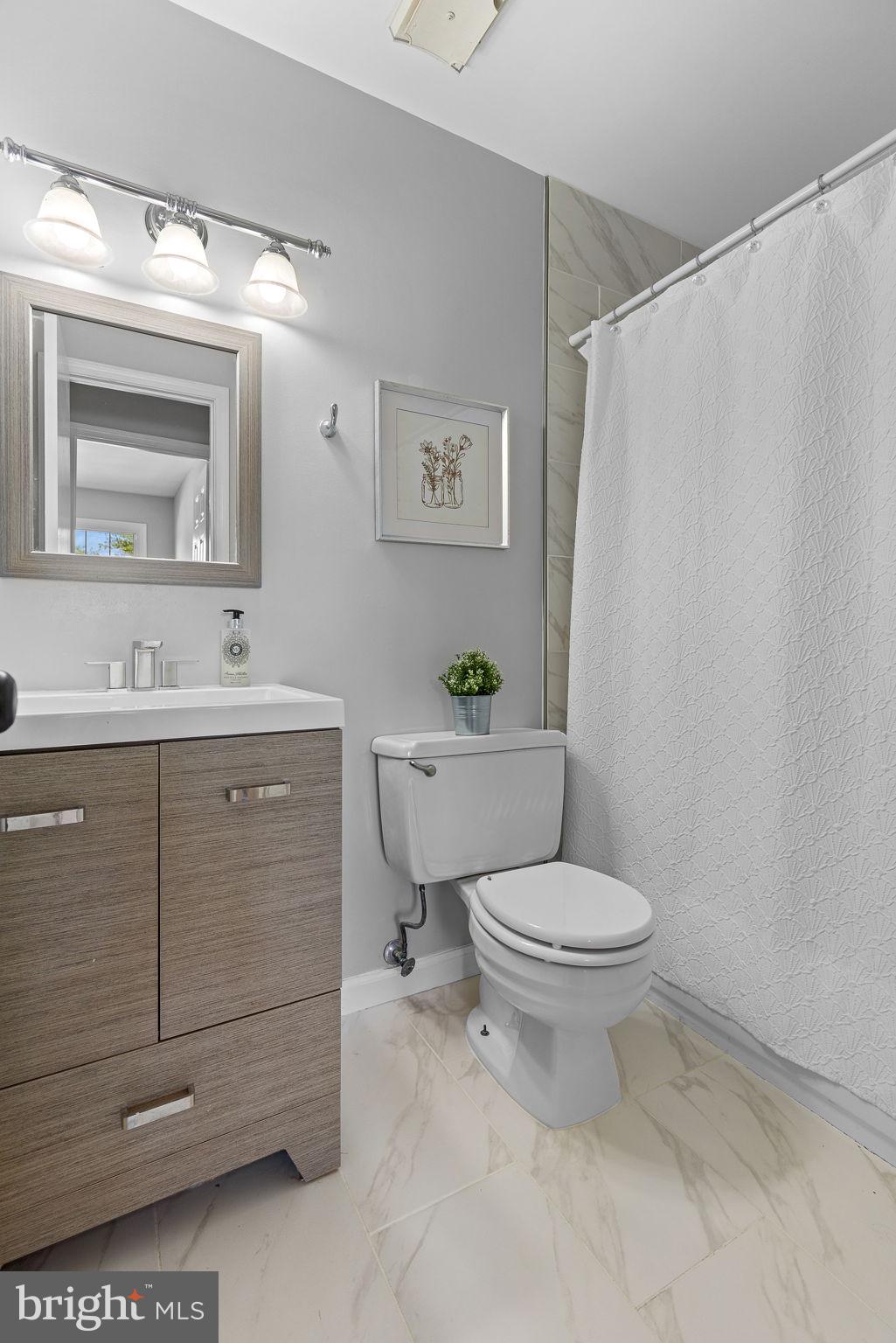 9676 Thackery Square Fairfax, VA 22032 - Photo 26 of 35 Hall bath -upper level