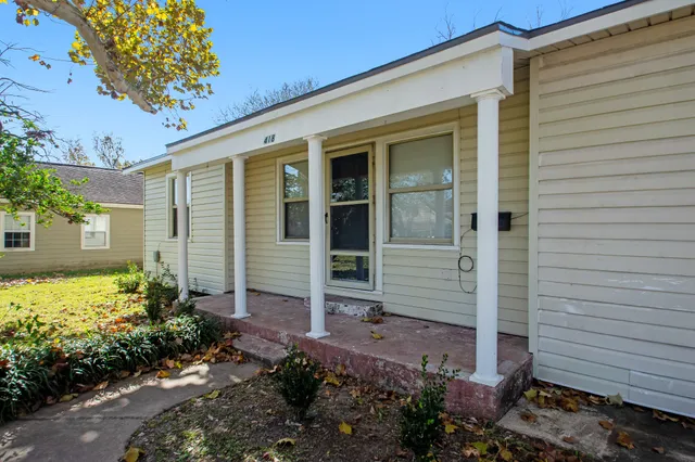 a view of a house with a backyard