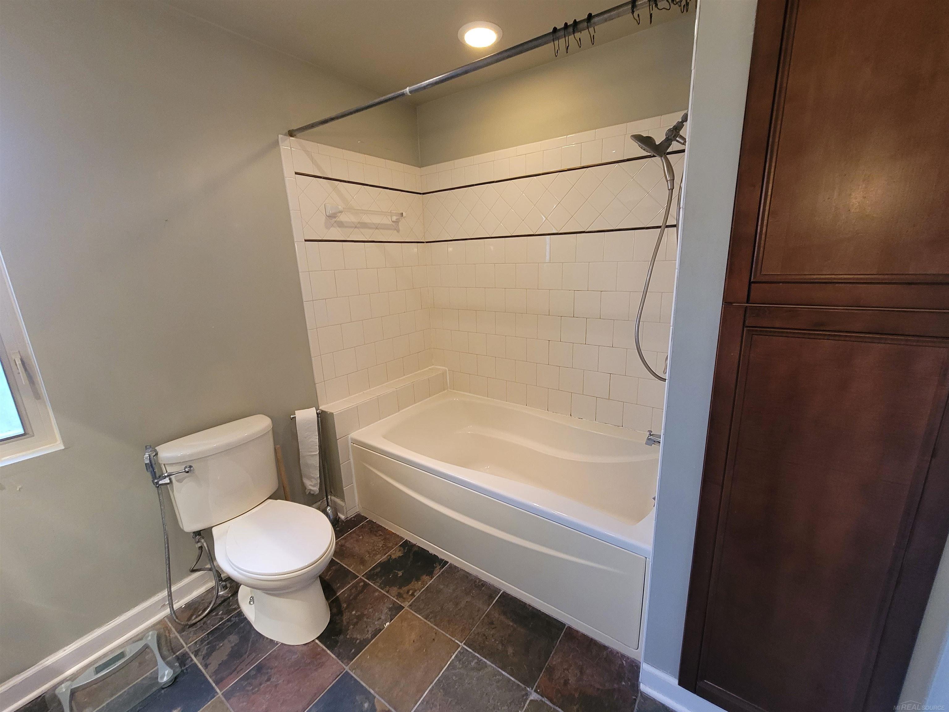 831 Roslyn Road Grosse Pointe, MI 48236 - Photo 18 of 29 50110582-19.JPG
