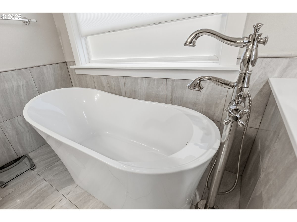 16042 Southwest Waxwing Way Beaverton, OR 97007 - Photo 17 of 37 Bathroom, Attached