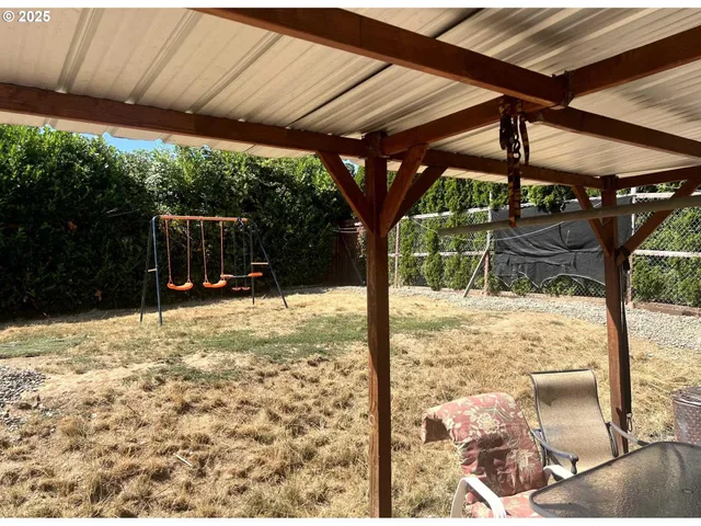 a view of a backyard