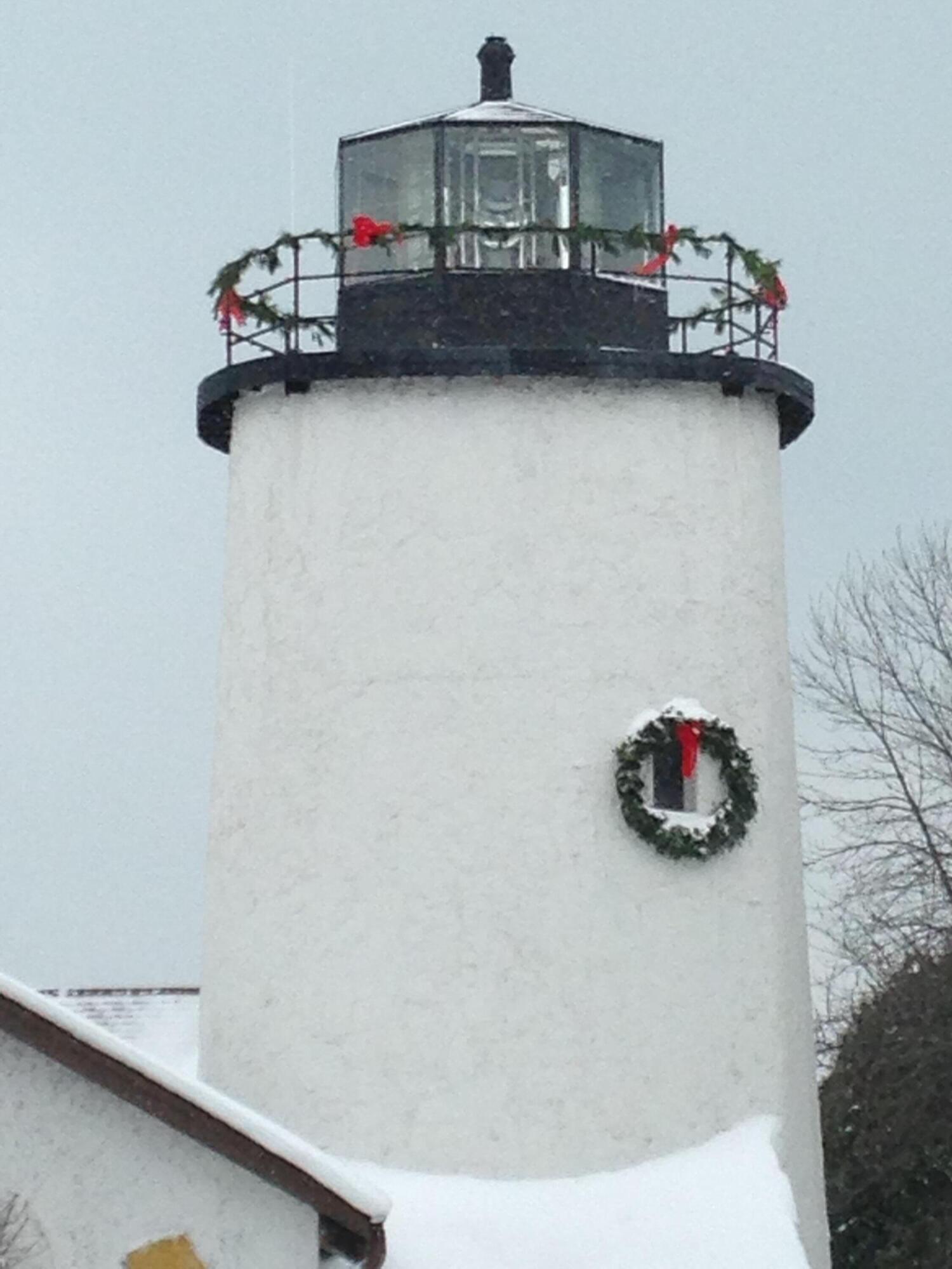 1270 Lake Shore Road Grafton, WI 53024 - Photo 76 of 99 Festive Lighthouse Decor!