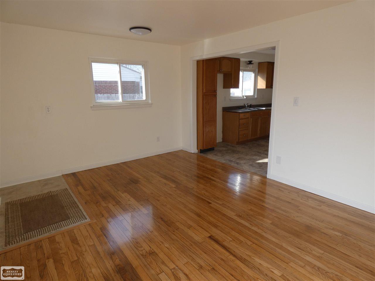18401 Woodbine Road Fraser, MI 48026 - Photo 4 of 16 50065357-3.JPG