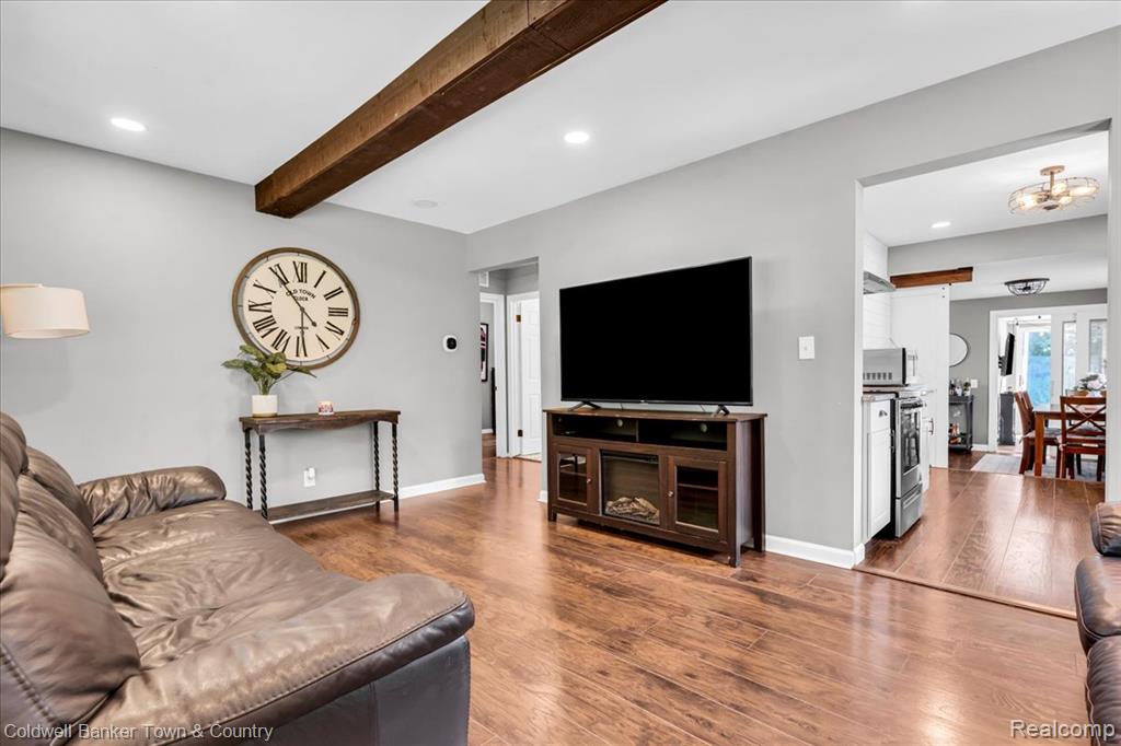 355 Rivard Boulevard Waterford, MI 48327 - Photo 9 of 43