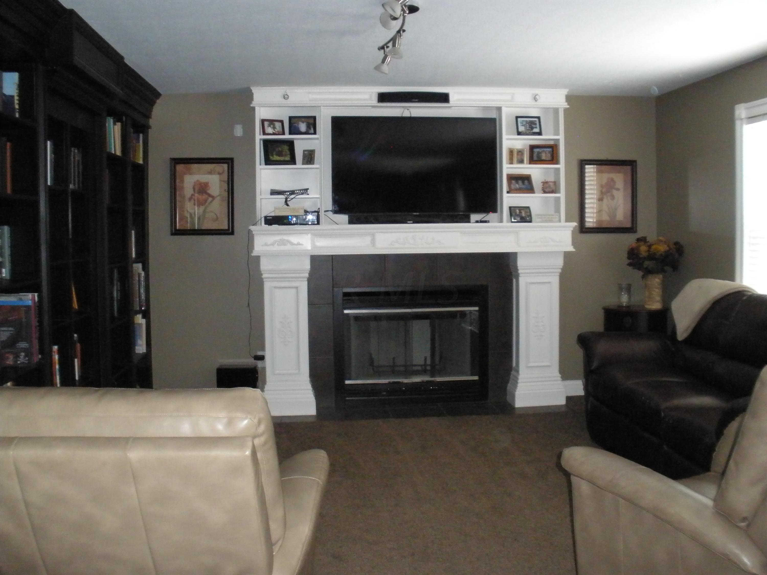 6712 Ridpath Road Grove City, OH 43123 - Photo 5 of 47 Great room with amazing built ins