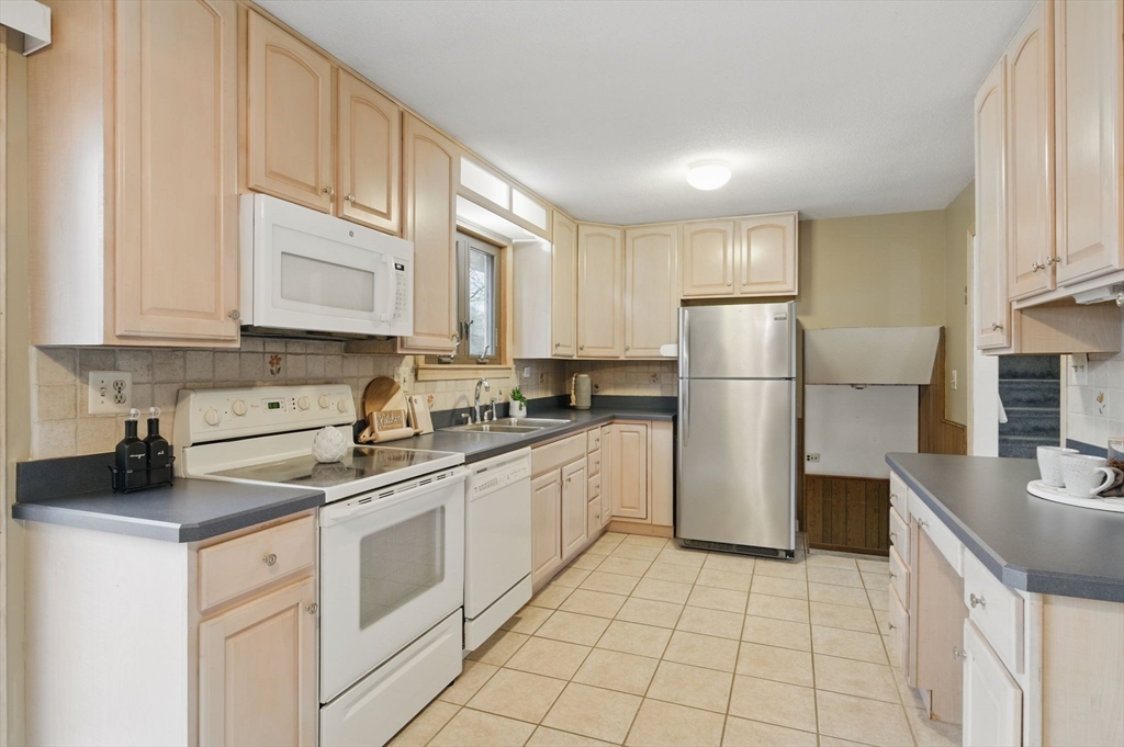 79 Wanda Street Chicopee, MA 01013 - Photo 12 of 38 Gallery Image 12