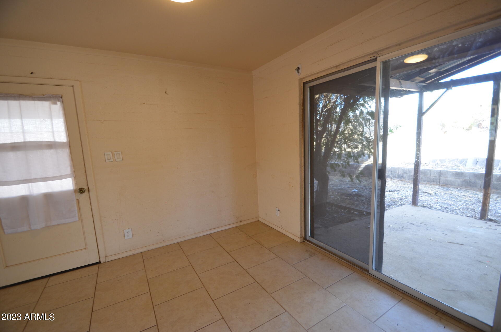 316 Greenwich Road Kearny, AZ 85137 - Photo 3 of 15 a view of an empty room and window