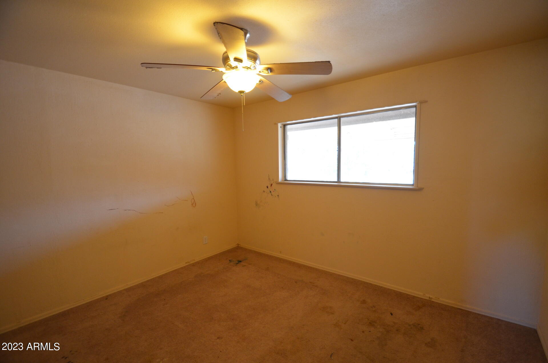 316 Greenwich Road Kearny, AZ 85137 - Photo 4 of 15 an empty room with a window