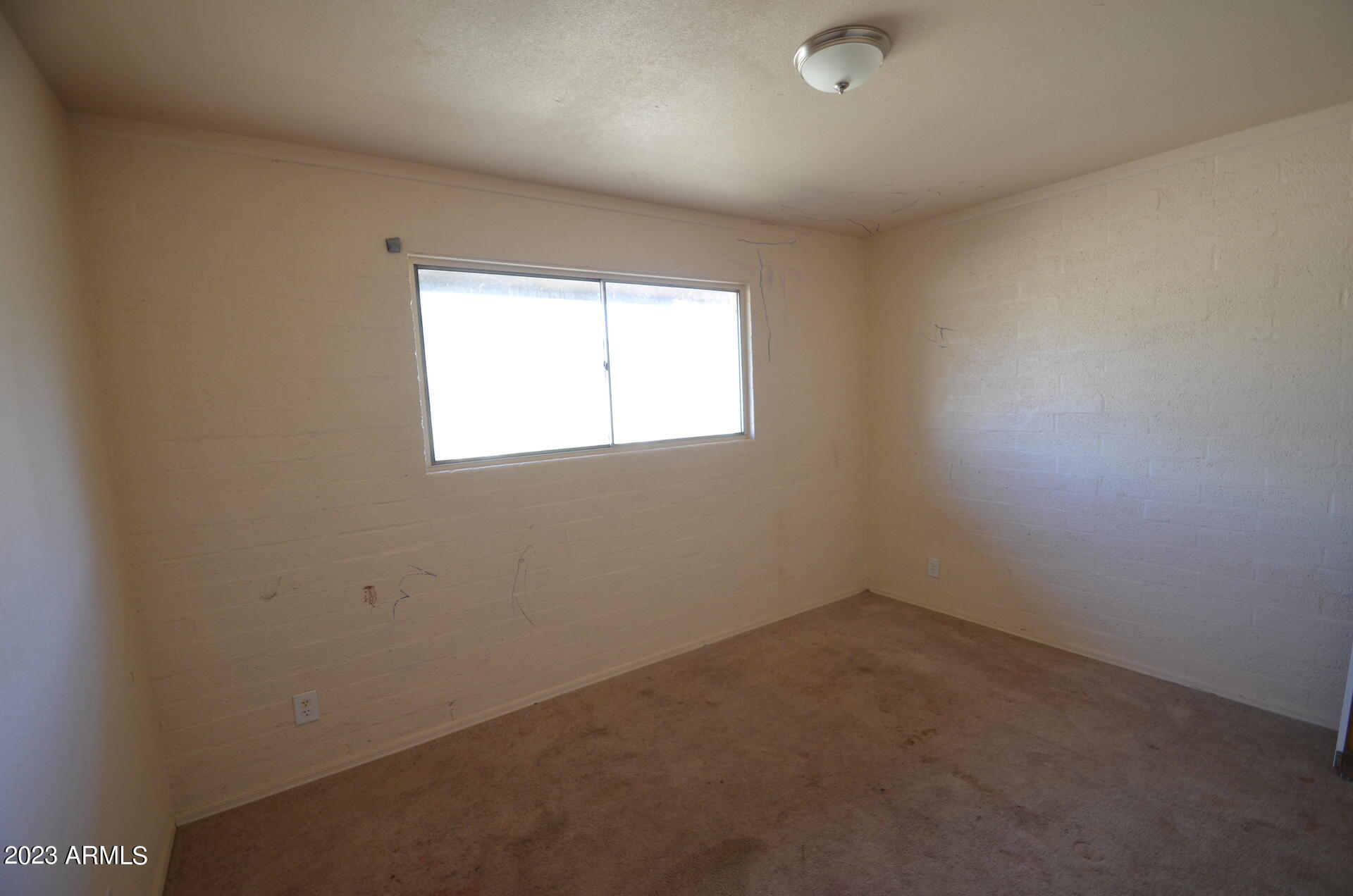 316 Greenwich Road Kearny, AZ 85137 - Photo 5 of 15 an empty room with a window