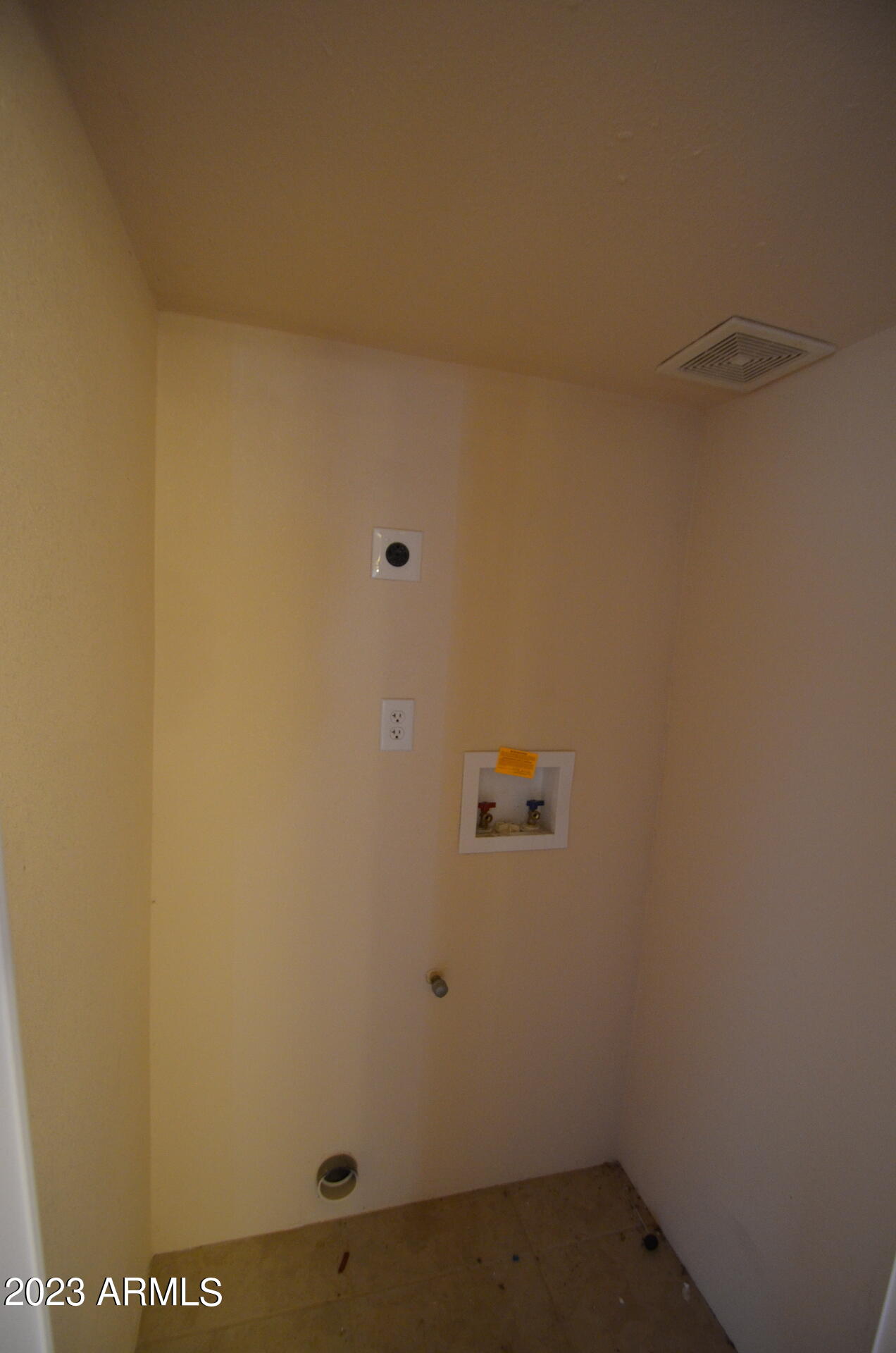 316 Greenwich Road Kearny, AZ 85137 - Photo 8 of 15 a view of a small space