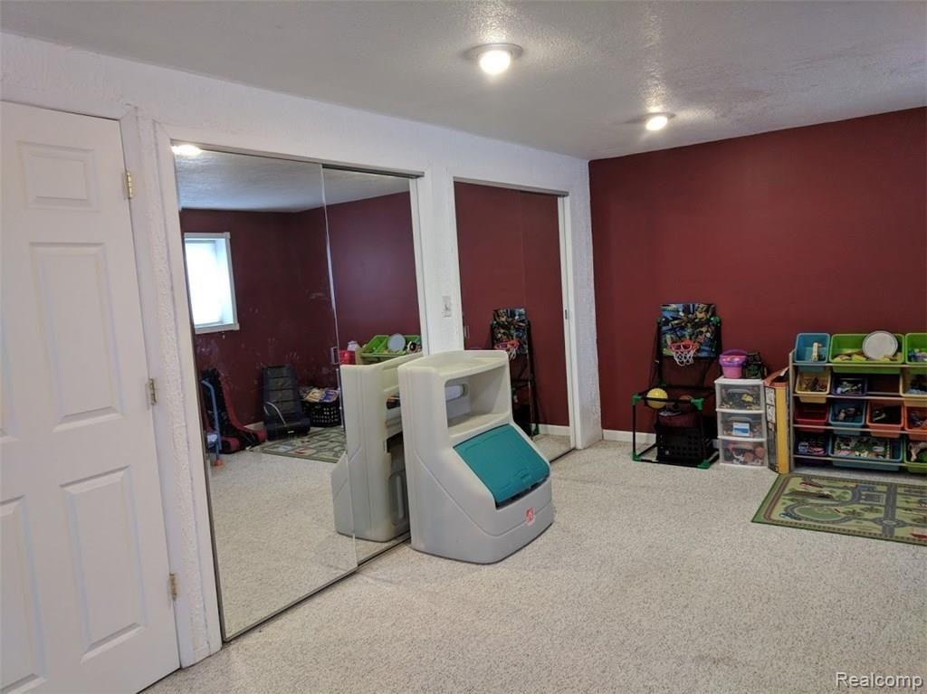 32151 Covington Road Rockwood, MI 48173 - Photo 16 of 30 FAMILY ROOM (4).jpg