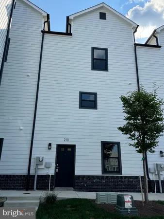 $2,450 | 210 East Piccadilly Street, Winchester, VA 22601