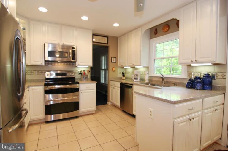 9224 Rockefeller Lane Springfield, VA 22153 - Photo 5 of 25 Kitchen from breakfast area