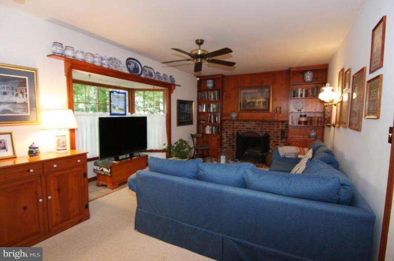 9224 Rockefeller Lane Springfield, VA 22153 - Photo 8 of 25 Family room from breakfast area