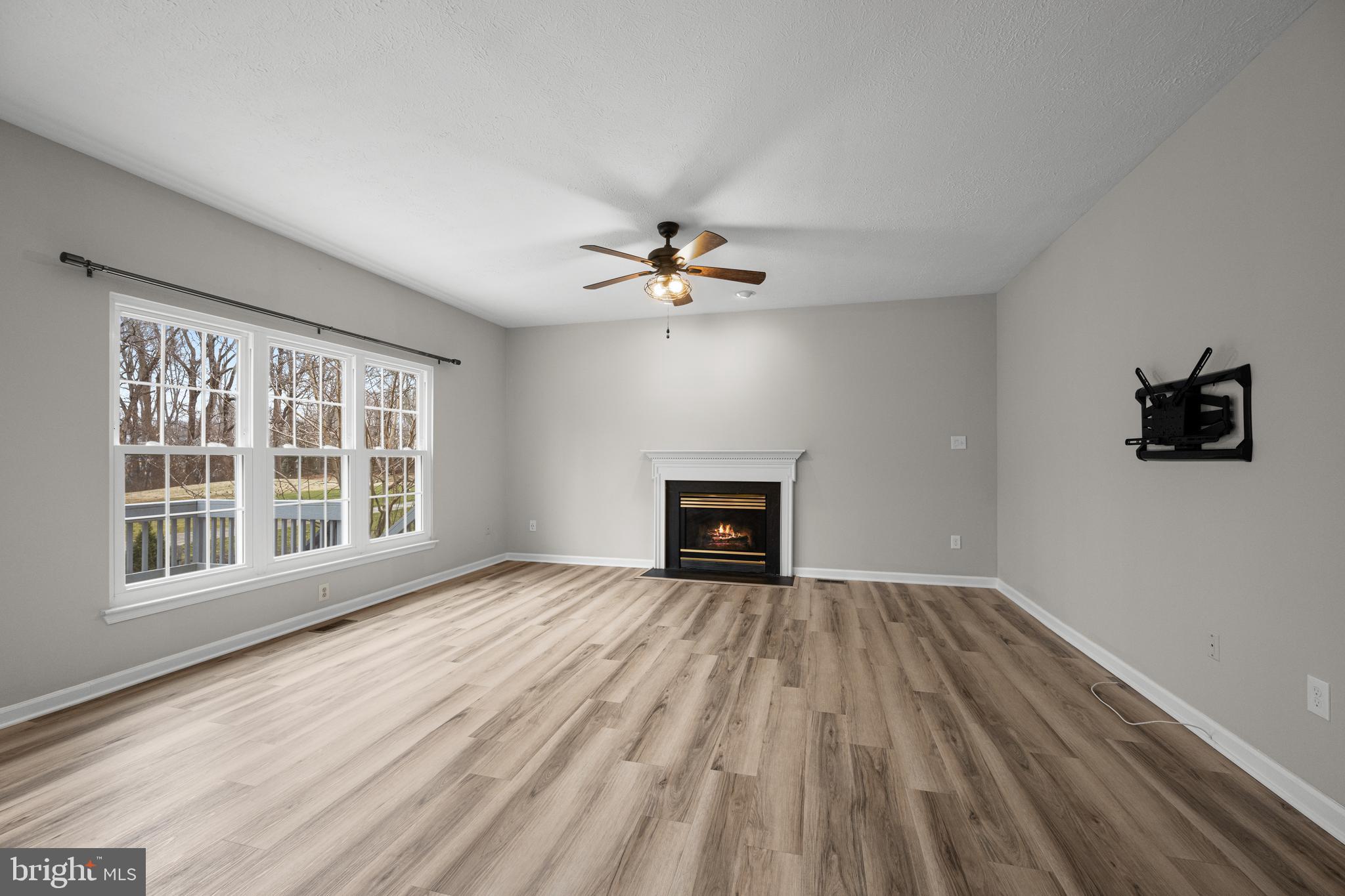 2444 Hightee Court Crofton, MD 21114 - Photo 20 of 68 Living Room