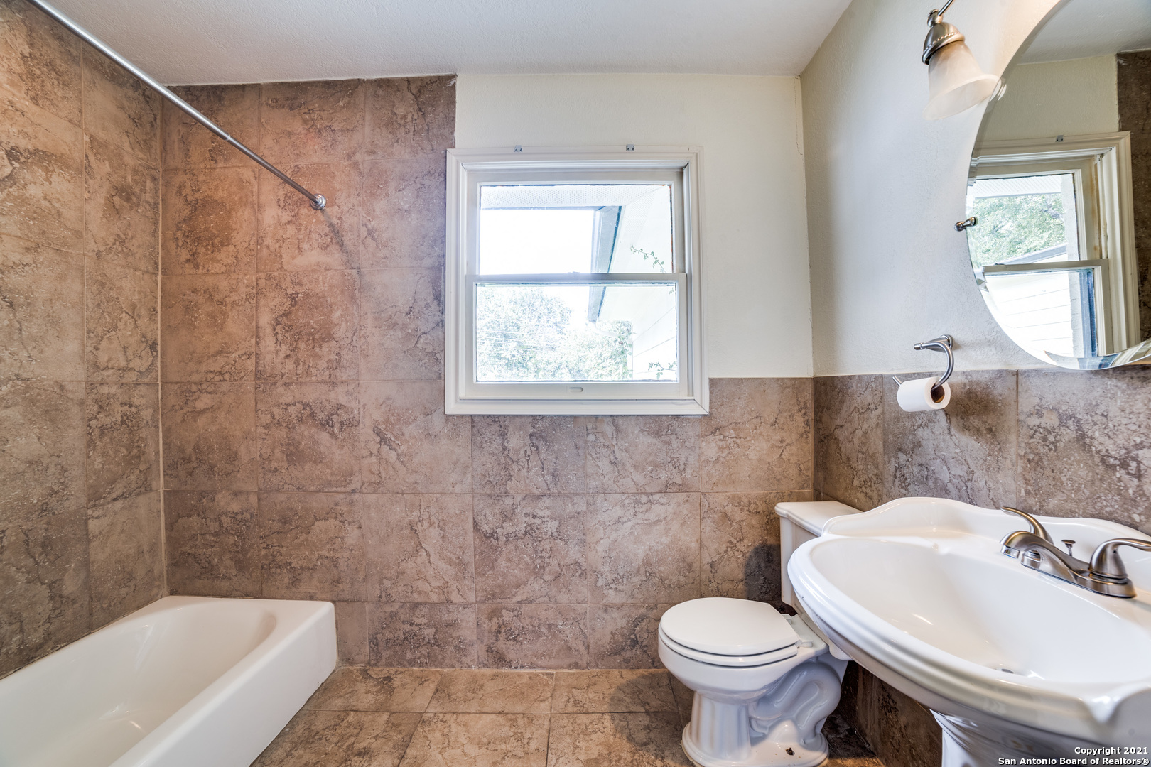 1149 Garraty Road San Antonio, TX 78209 - Photo 14 of 25 a bathroom with a sink a toilet and a bathtub