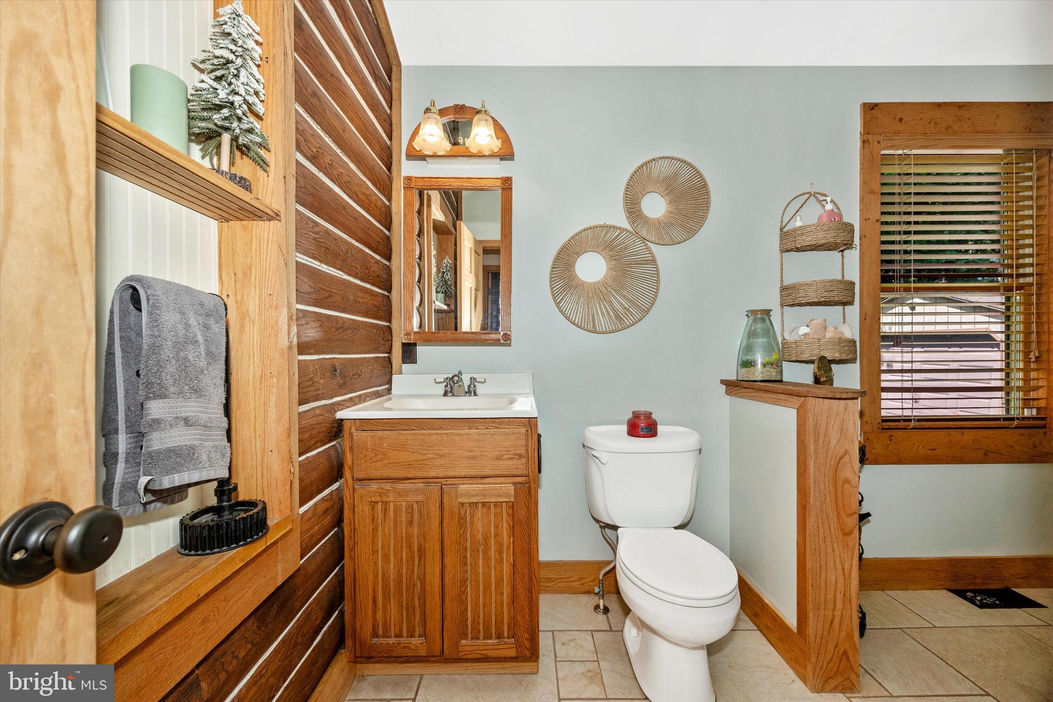 7307 Black Road Thurmont, MD 21788 - Photo 14 of 54 Hall bathroom