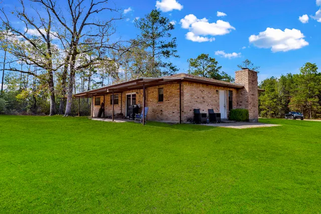 a view of a house with backyard and garden
