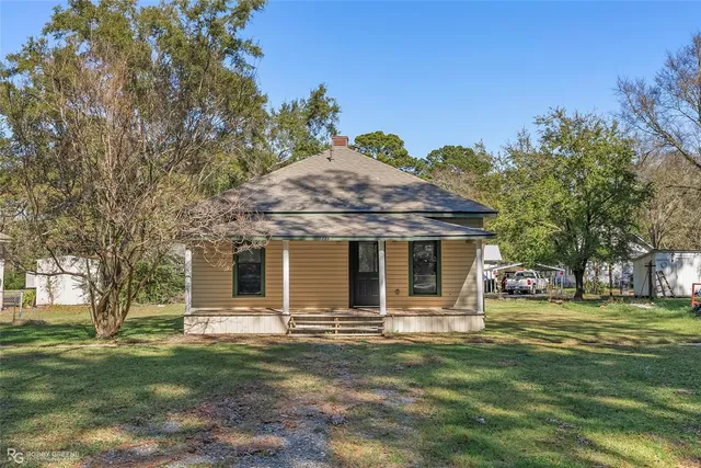 a view of a house with a yard