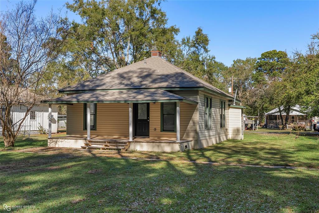 3112 Standard Oil Road Shreveport, LA 71108 - Photo 2 of 24 a front view of house with a garden