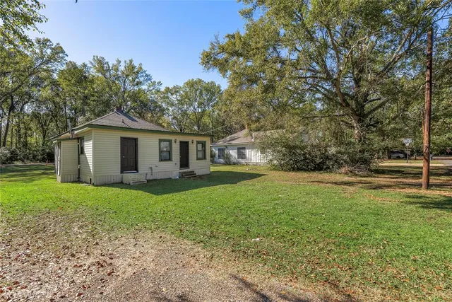 a view of a house with a backyard