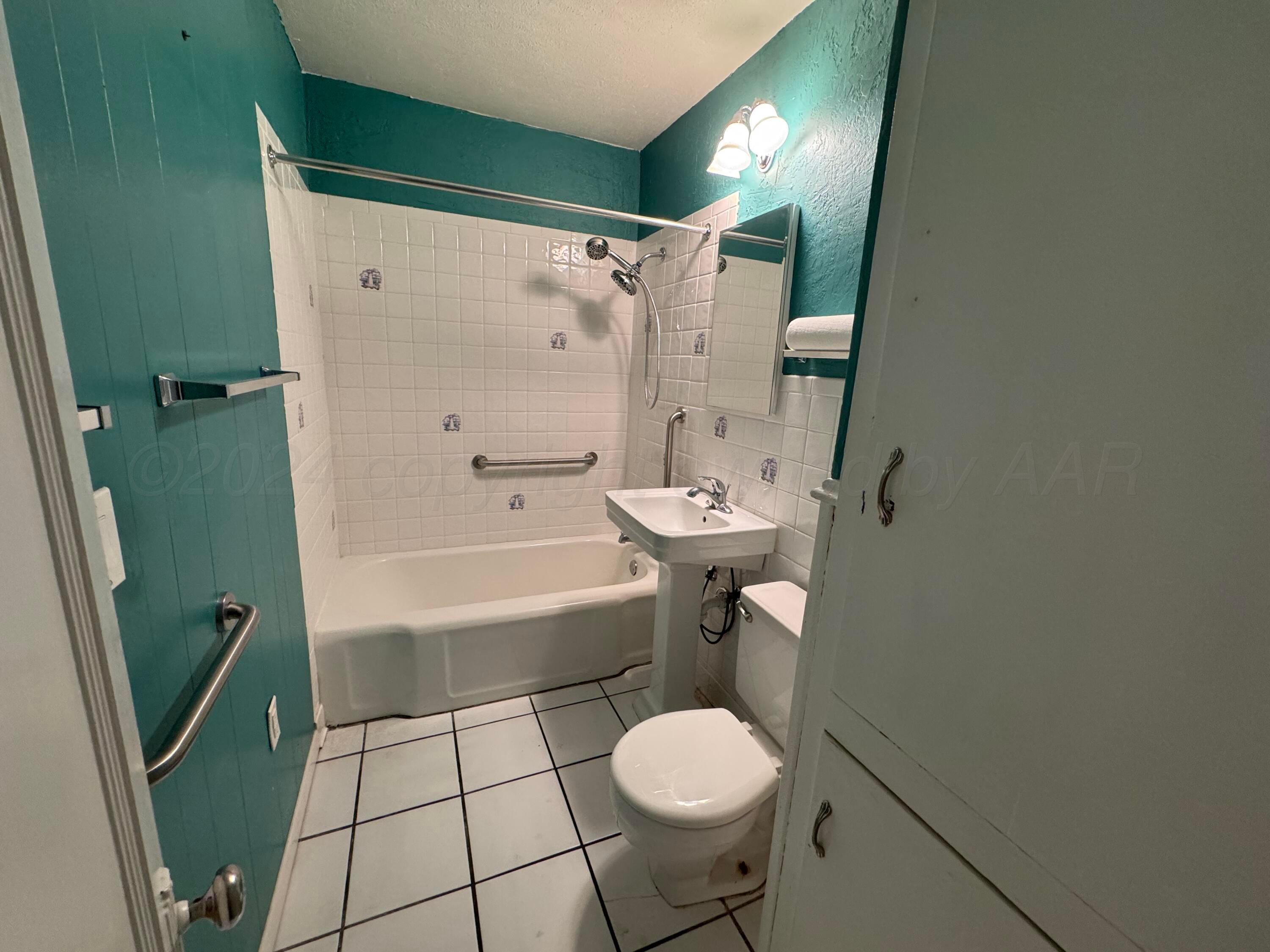 426 Arch Terrace Amarillo, TX 79106 - Photo 20 of 21 Full bathroom