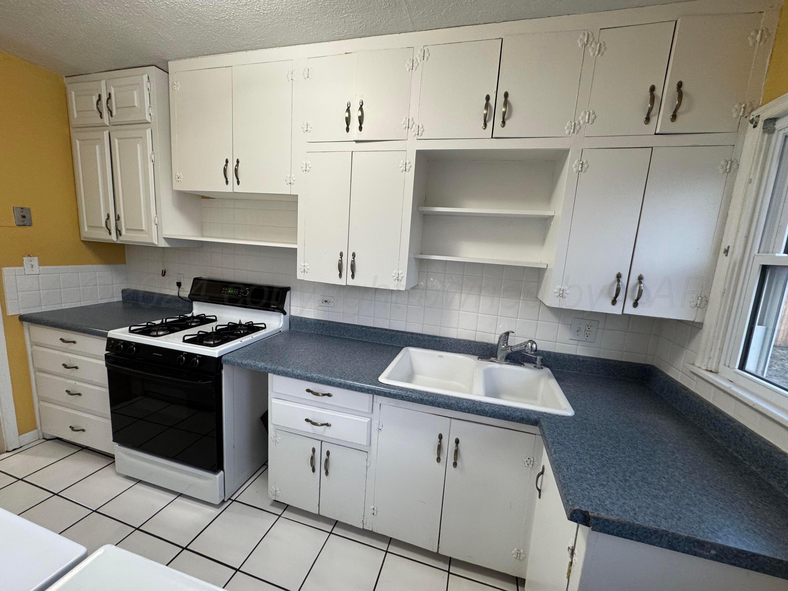 426 Arch Terrace Amarillo, TX 79106 - Photo 9 of 21 Lots of storage in kitchen