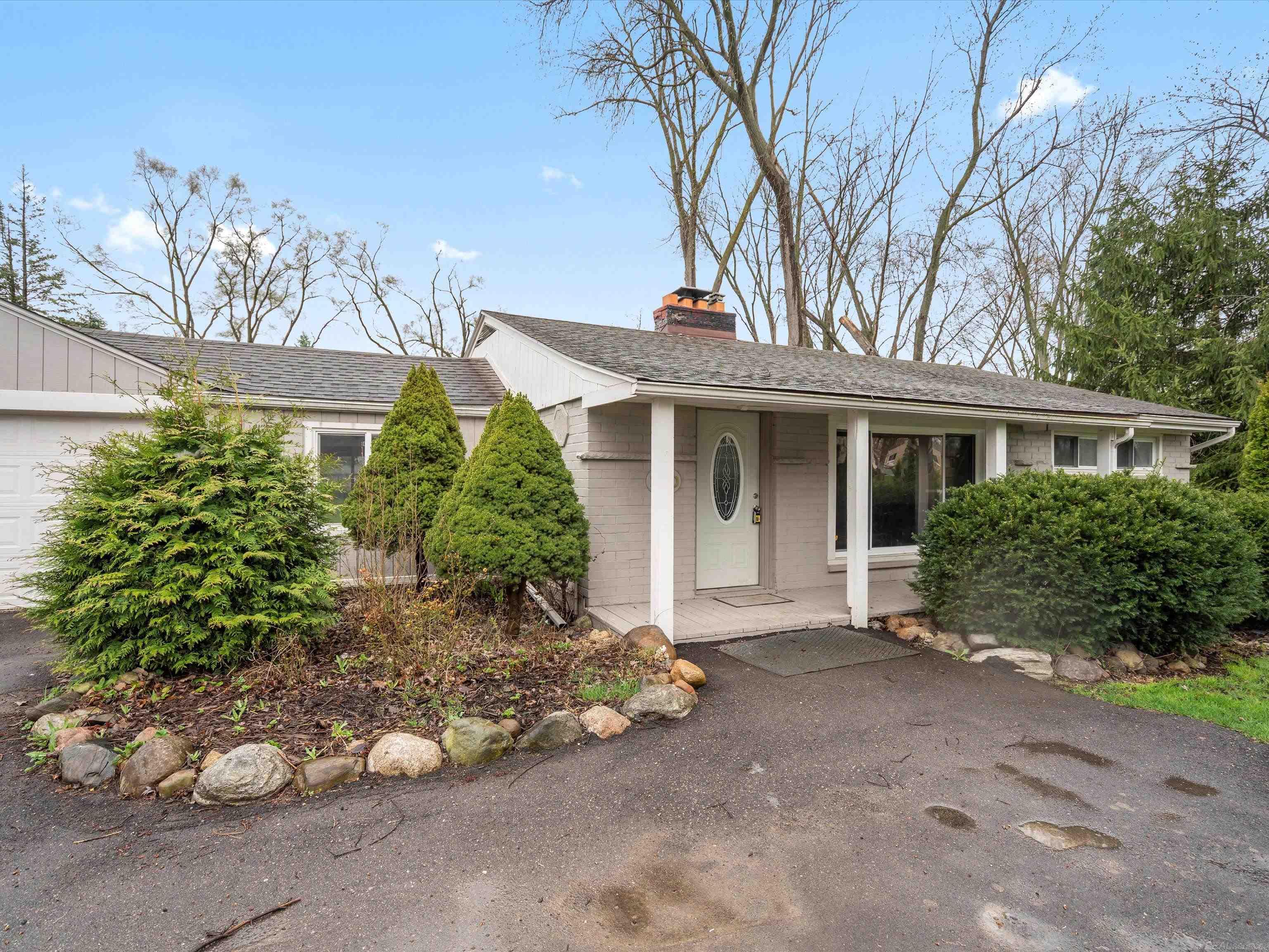 220 Michelson Road Rochester, MI 48307 - Photo 2 of 19 50138660-c2cf95f2-12c9-44ec-ad14-8708e0bdf4f0.JPG