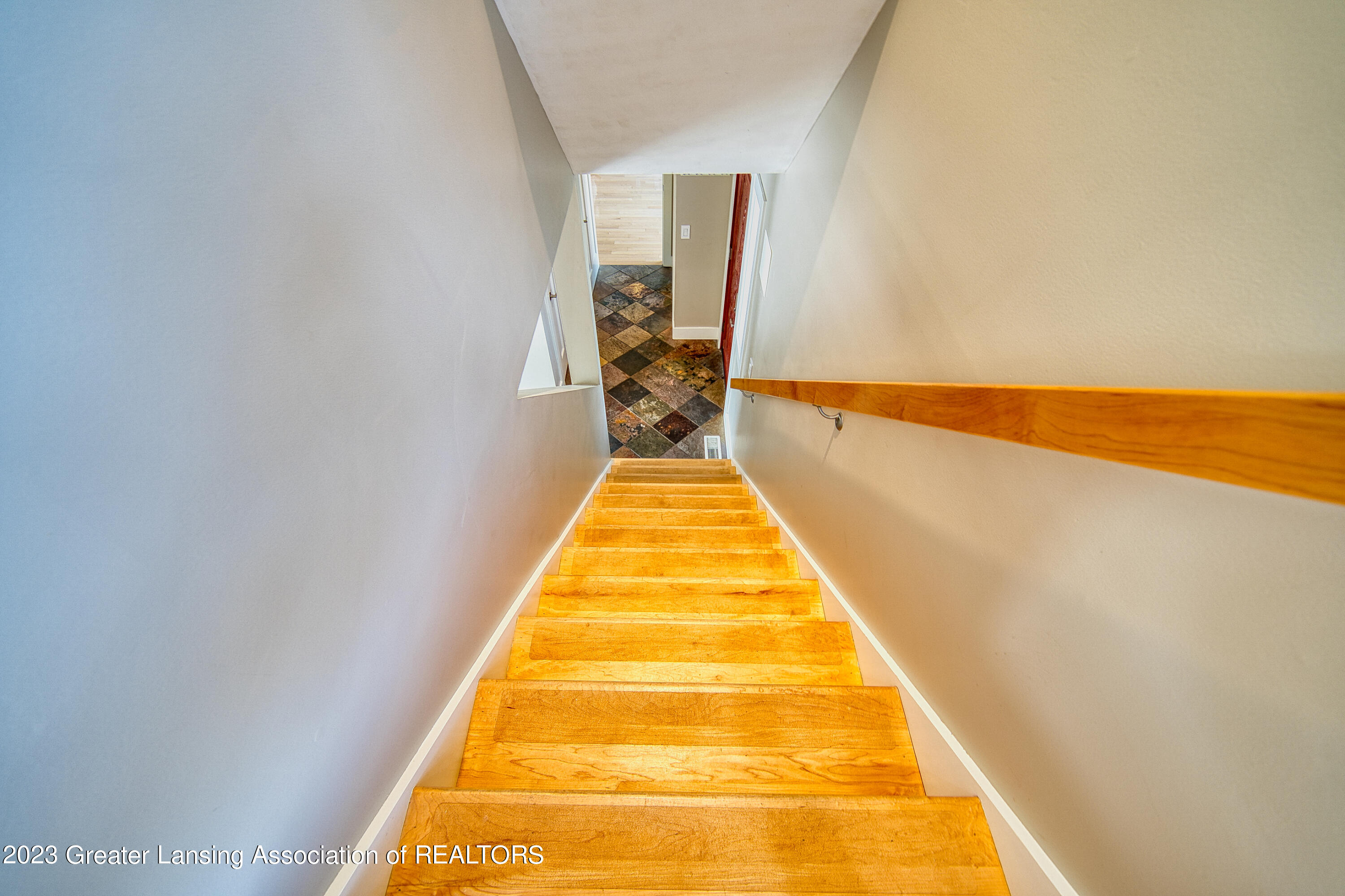 1175 Buckingham Road Haslett, MI 48840 - Photo 28 of 58 Stairway