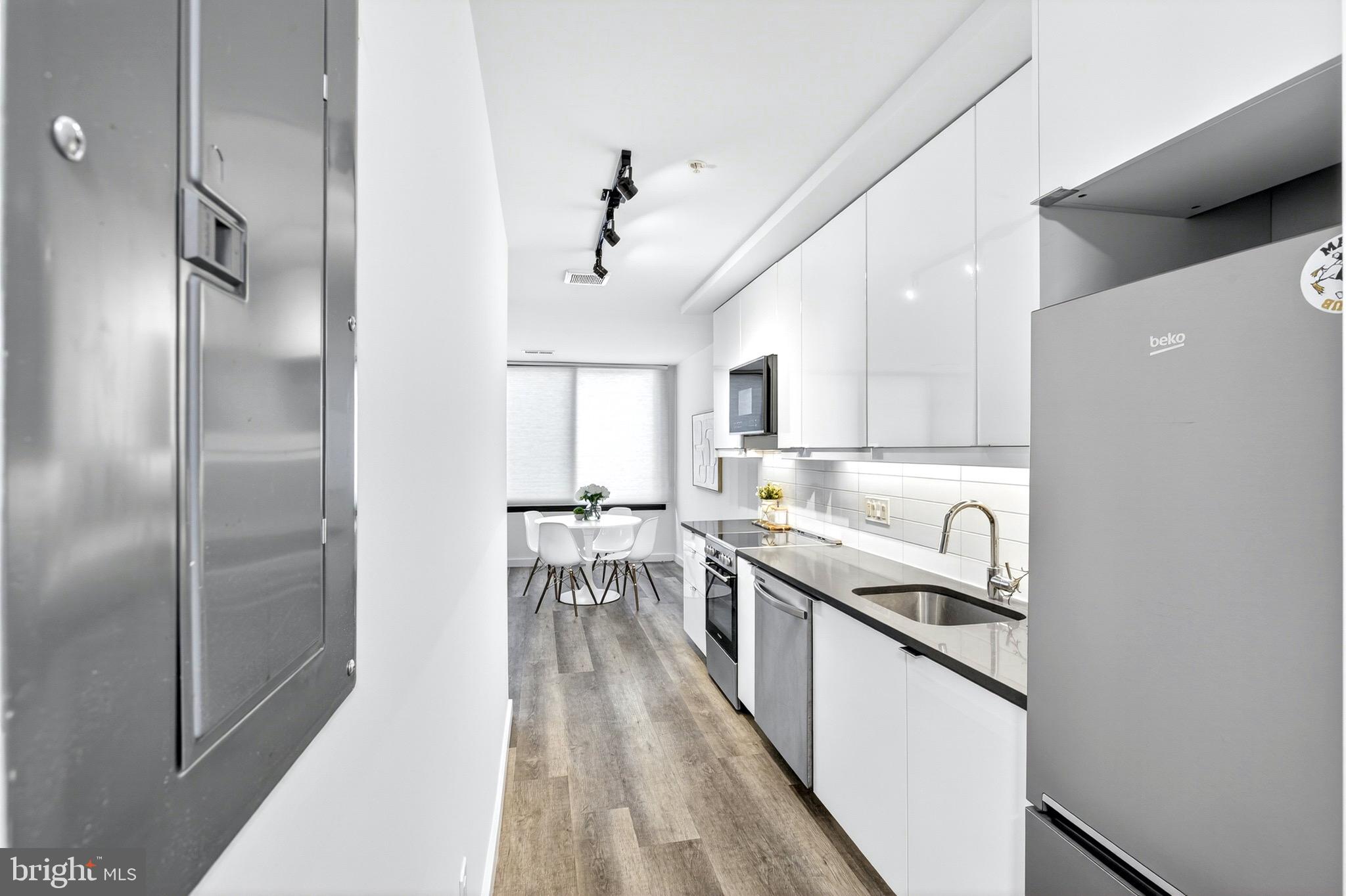 700 Roeder Road, Unit 105 Silver Spring, MD 20910 - Photo 15 of 17 Modern Kitchen
