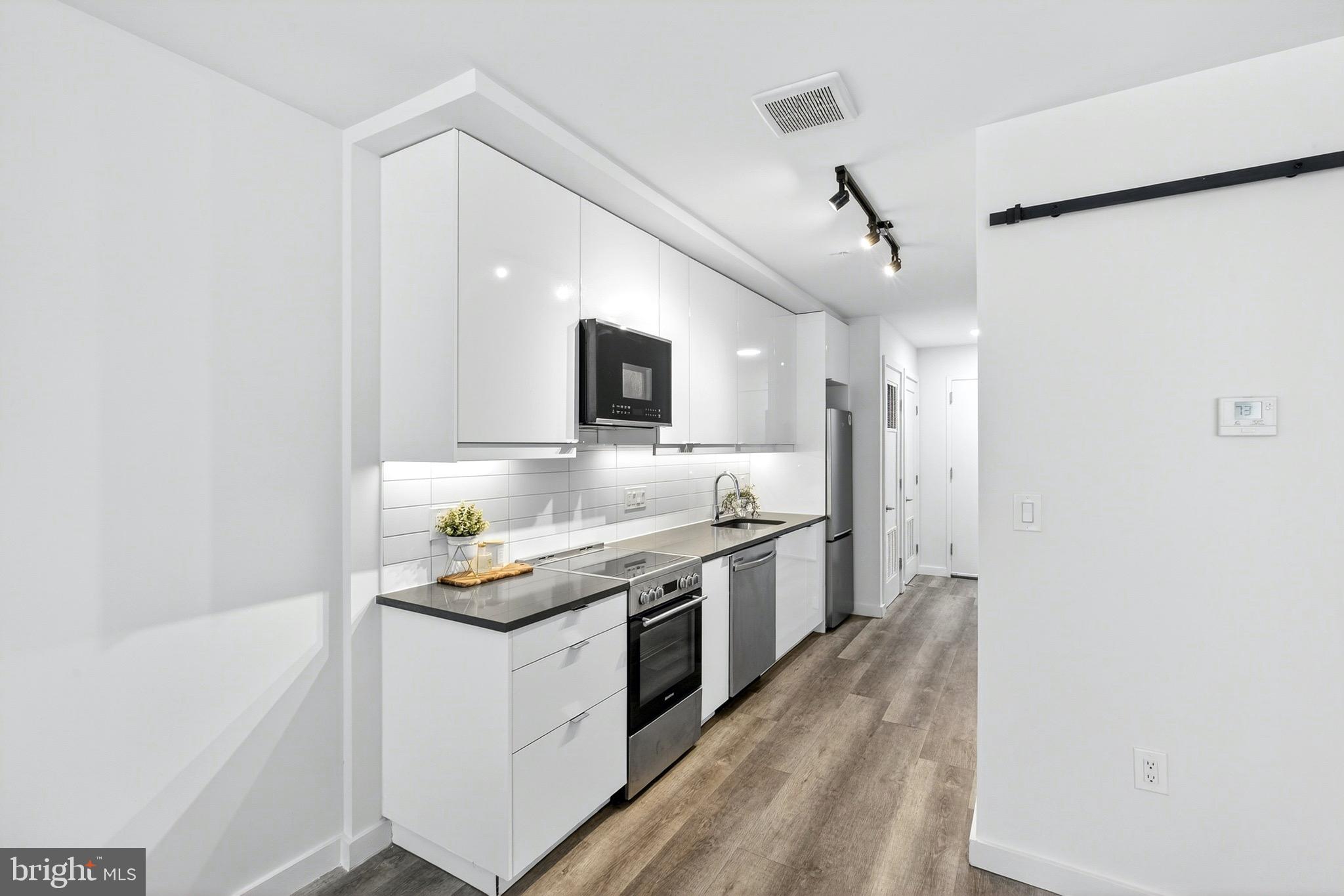 700 Roeder Road, Unit 105 Silver Spring, MD 20910 - Photo 8 of 17 Modern Kitchen