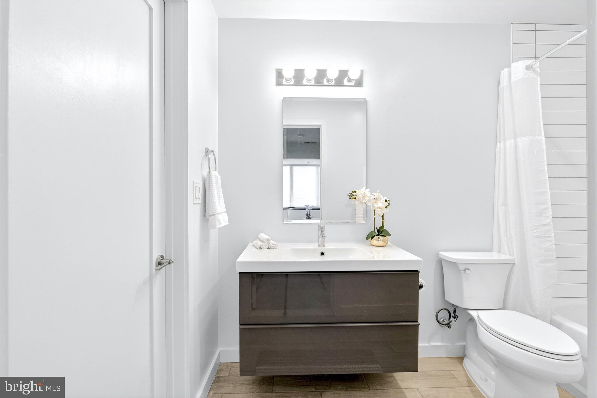 700 Roeder Road, Unit 105 Silver Spring, MD 20910 - Photo 10 of 17 Full Bathroom