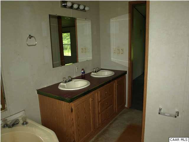 480 Coles Creek Road New Canton, VA 23123 - Photo 16 of 17 Gallery Image 16