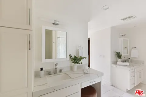 $1,899,000 | 432 South Willaman Drive, Unit 401, Los Angeles, CA 90048