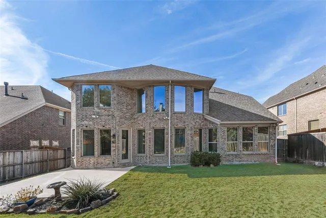 a view of a backyard with palm tree