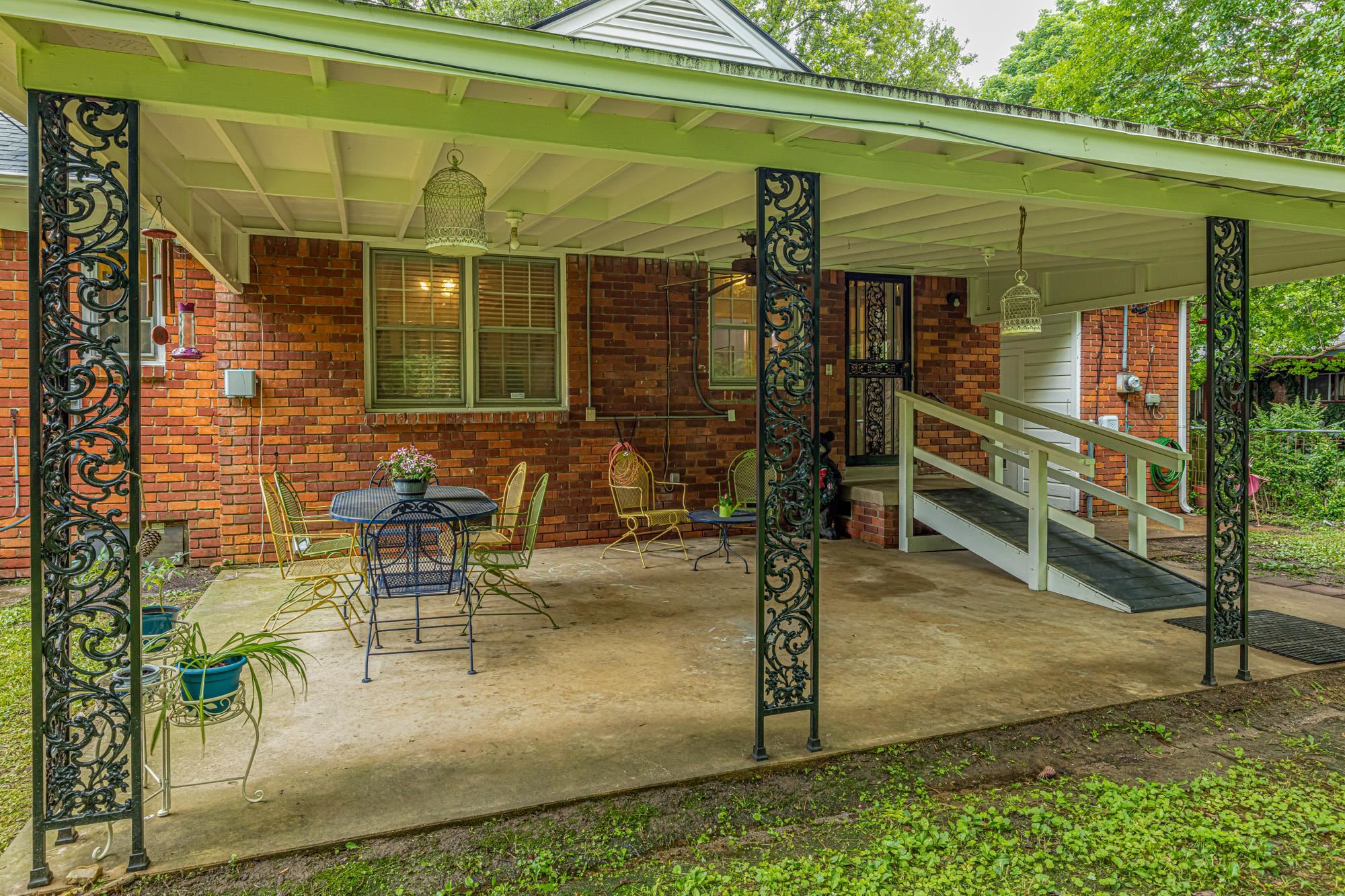4313 Rhodes Avenue Memphis, TN 38111 - Photo 24 of 25 a view of a chairs and table in the patio
