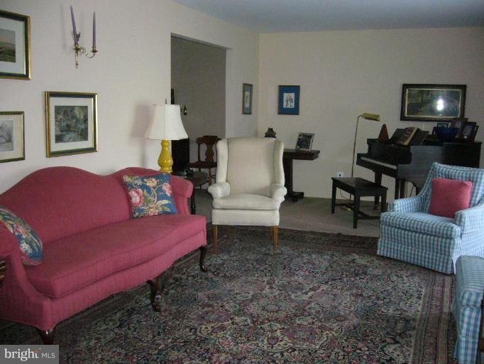 10820 Gainsborough Road Potomac, MD 20854 - Photo 11 of 15 Living Room